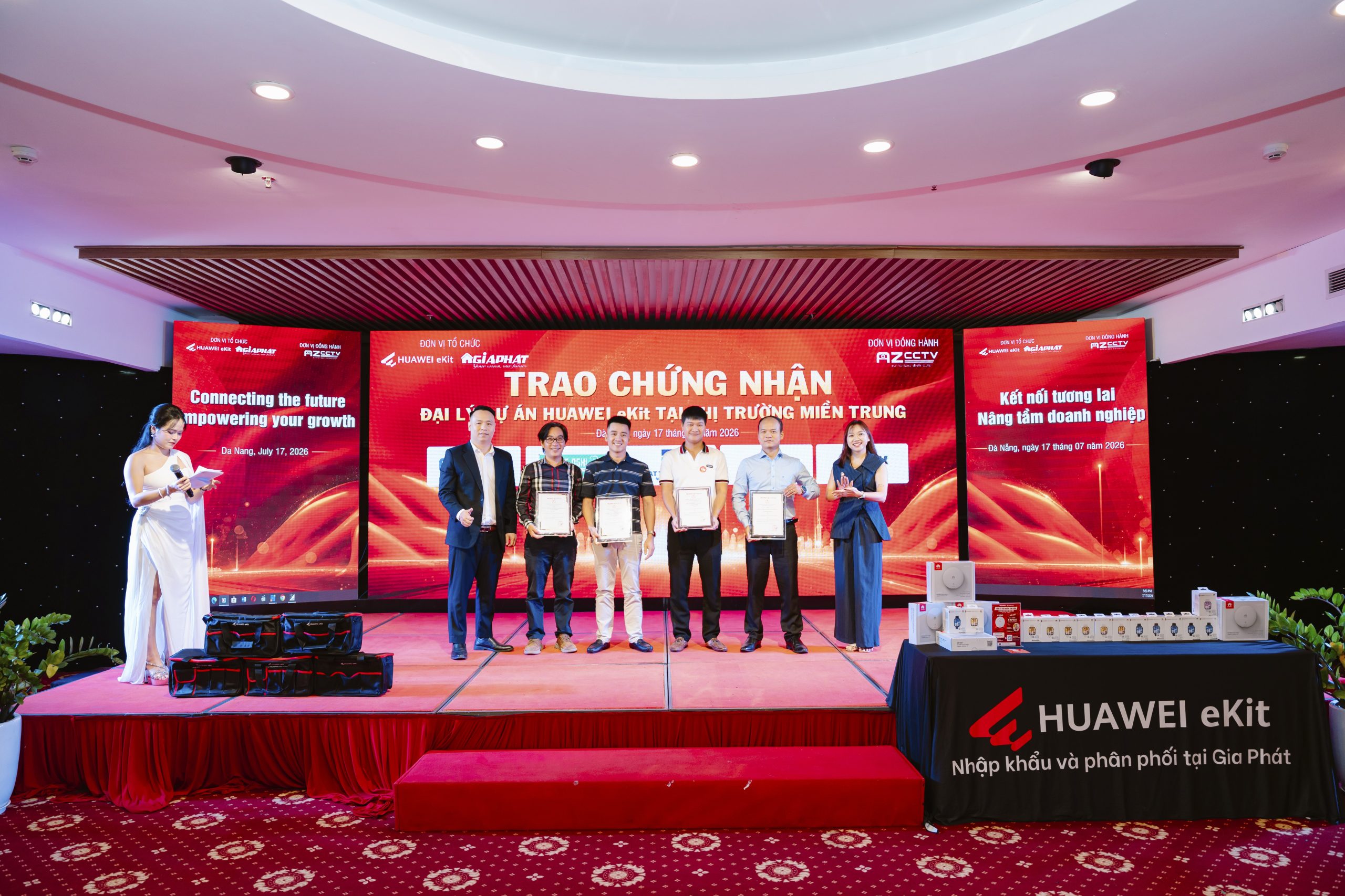 Trao chứng nhận đại lý tại khu vực miền Trung